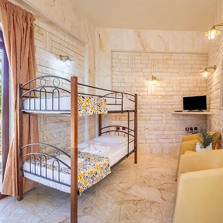 Apartamento Paco's Family 10 *